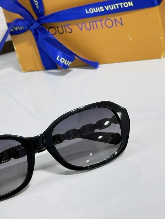 Picture of Louis Vuitton Sunglasses _SKUfw77817091fw